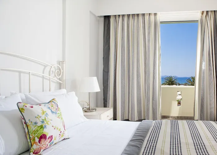 Finikas אליקו ביץ'